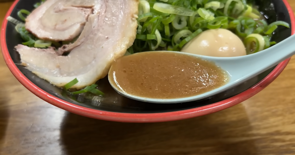 紫極さんの「京都九条ねぎラーメン」のスープ