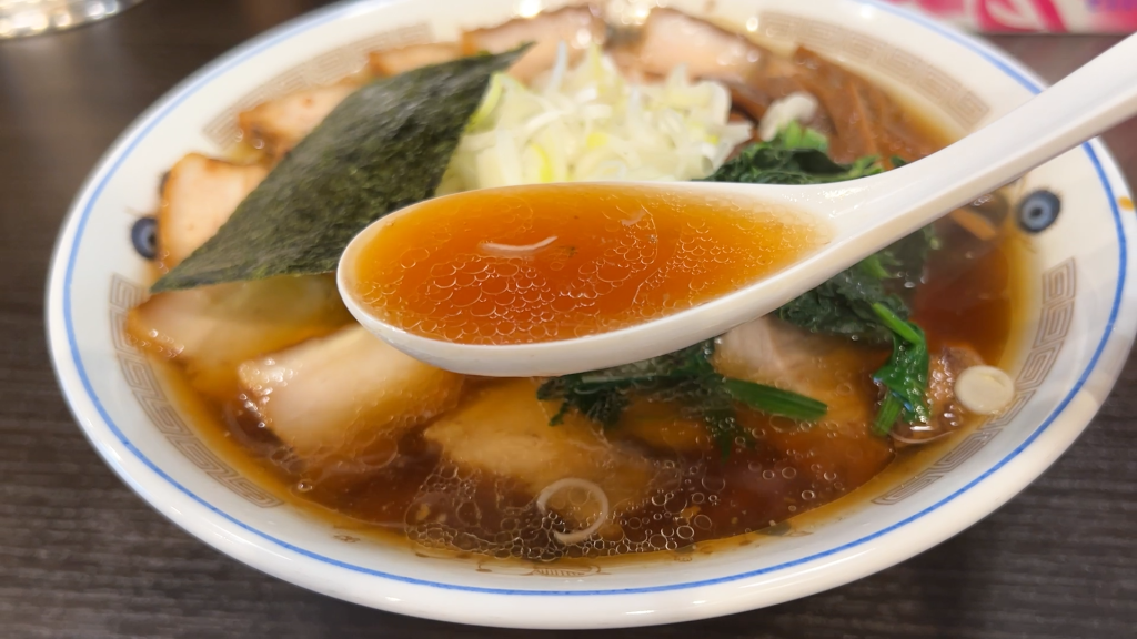 「えーちゃん食堂」チャーシューメンに生玉子トッピングのスープ