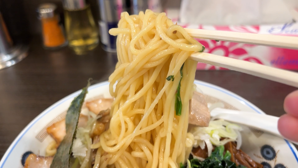 「えーちゃん食堂」チャーシューメンに生玉子トッピングの麺