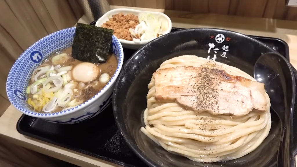 「京都 麺屋たけ井 阪急梅田店」豚骨魚介の濃厚ながらもあっさりした味わいが特徴
